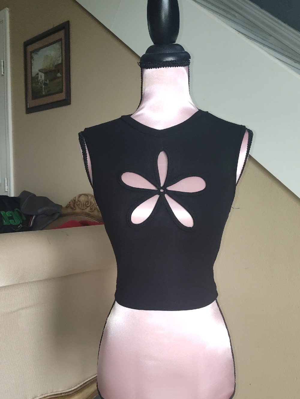 SHEIN Black Sleeveless Floral Cutout Crop Top